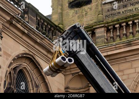 Ein Kran, der Bleirollen auf das Dach der St. Mary`s Church, Warwick, Warwickshire, England, UK, hebt Stockfoto